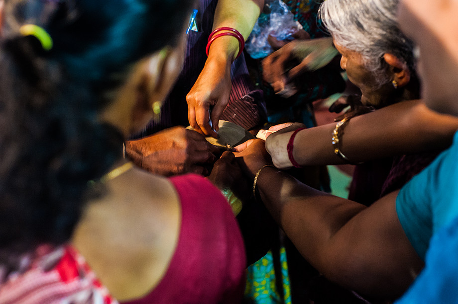 Zbiórka datków (Karthigai Deepam 2011)